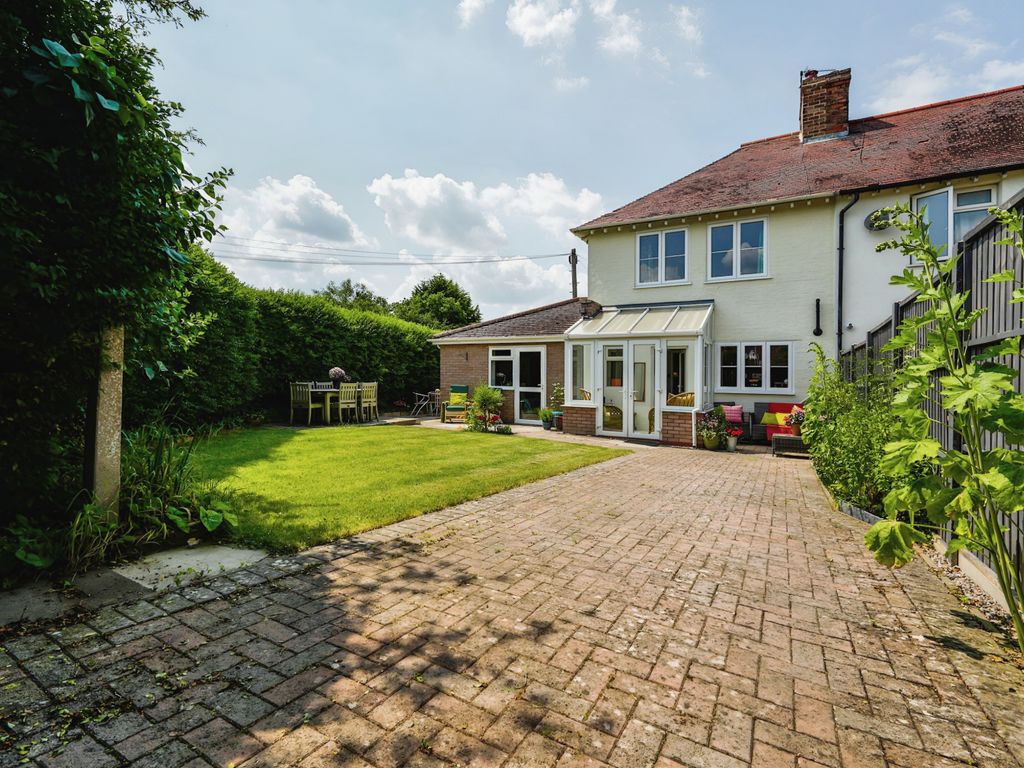 4 bed end terrace house for sale in Lime Tree Avenue, Broadway WR12