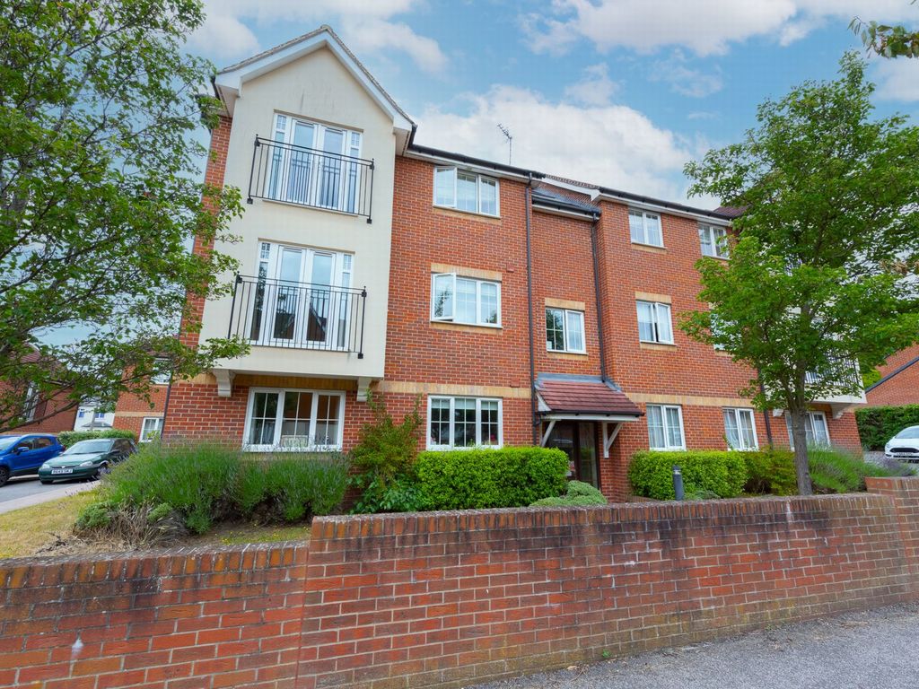 2 bed flat to rent in Woodside Court, Farnborough GU14, £1,250 pcm Zoopla
