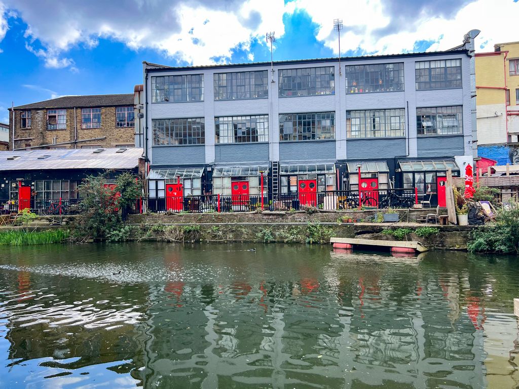 2 bed flat to rent in Canalside Studios, Orsman Road, Hackney N1, £
