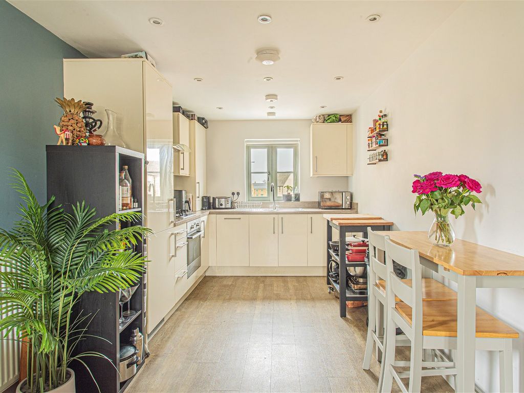 2 bed flat for sale in Glovers Way, Tetbury GL8, £250,000 Zoopla
