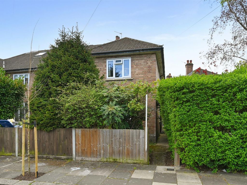 3 bed flat for sale in Canada Road, London W3, £495,000 Zoopla