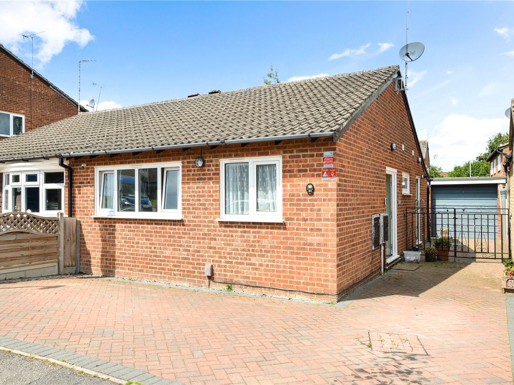 2 bed bungalow for sale in Sorrel Close, Luton, Bedfordshire LU3, £