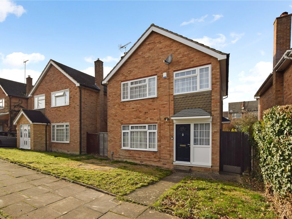 3 bed detached house for sale in Ardley Close, Dunstable, Bedfordshire