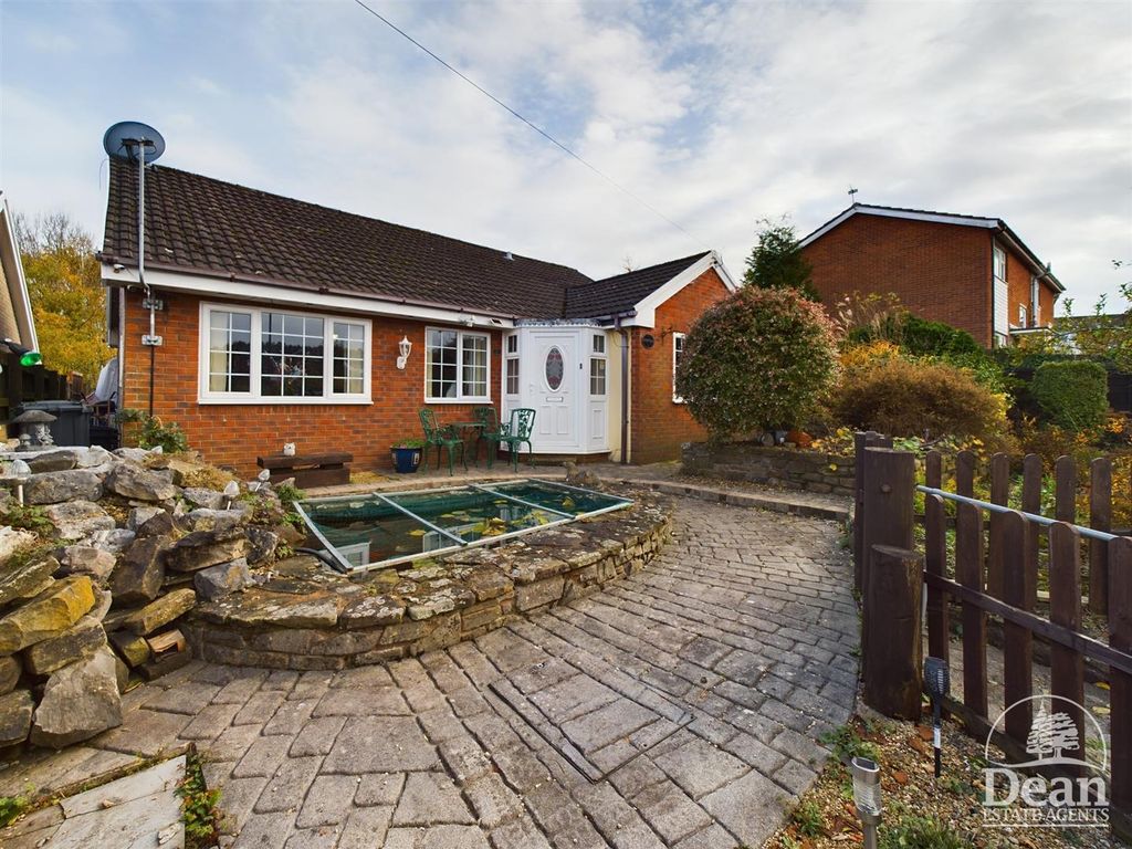 4 bed detached bungalow for sale in Hatton Close, Worrall Hill