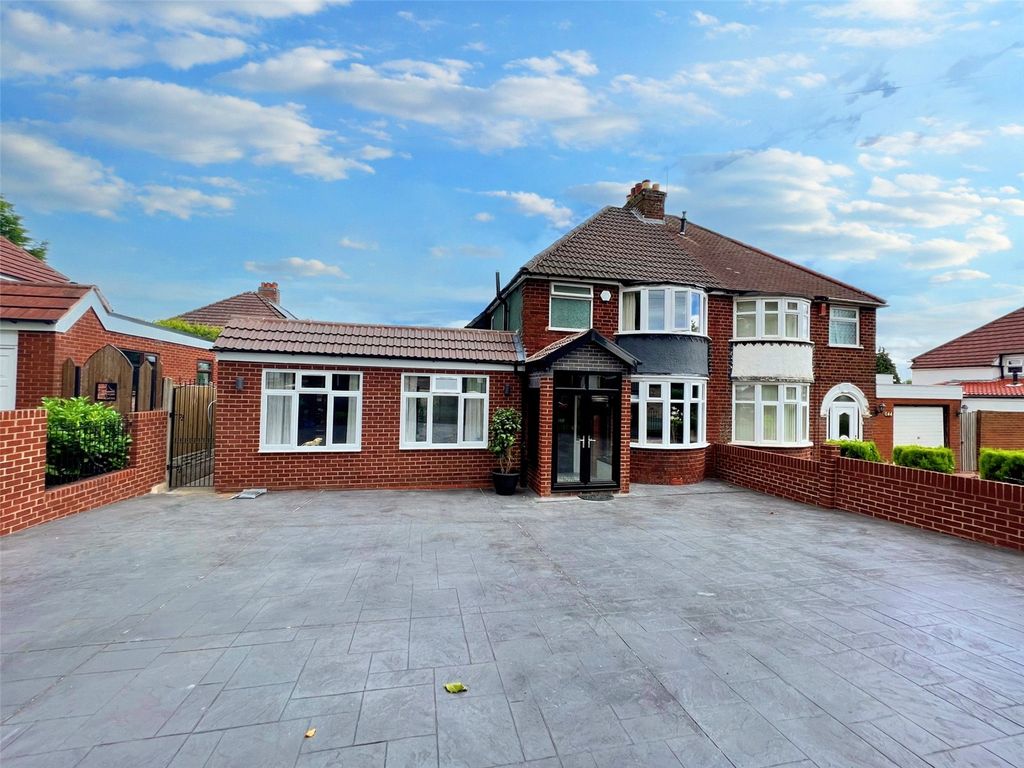 3 bed semidetached house for sale in The Broadway, Dudley, West