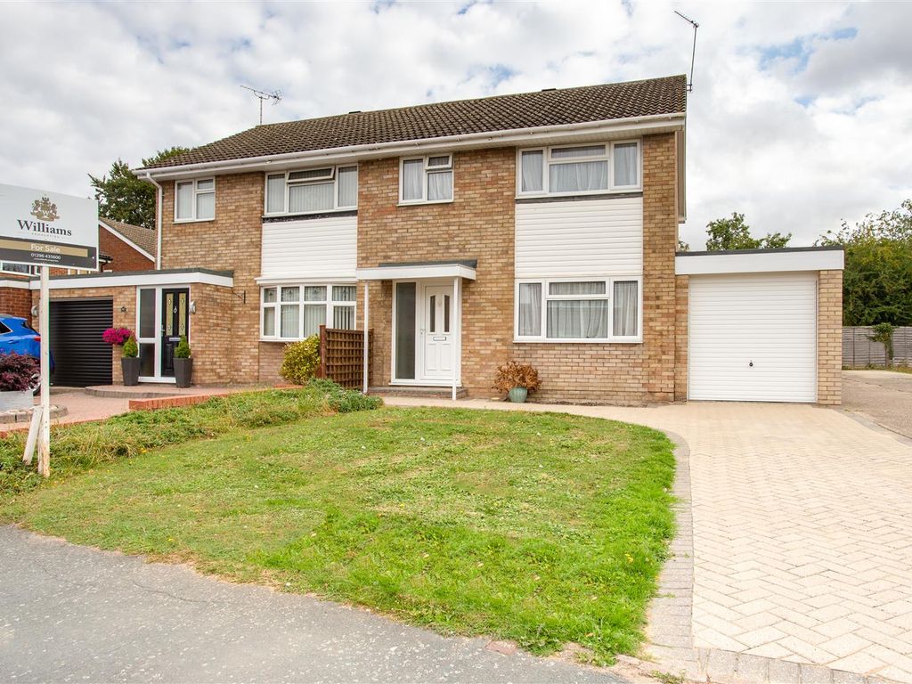 3 bed semidetached house for sale in Charmfield Road, Aylesbury HP21