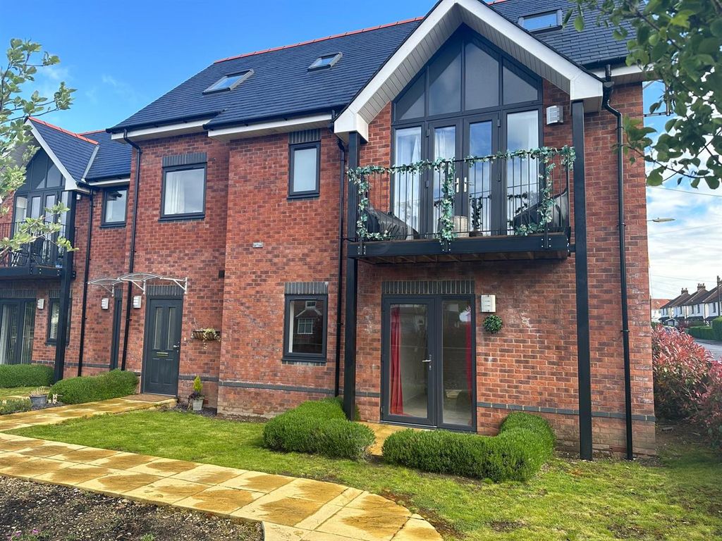 2 bed flat to rent in Station Road, Netley Abbey, Southampton SO31, £