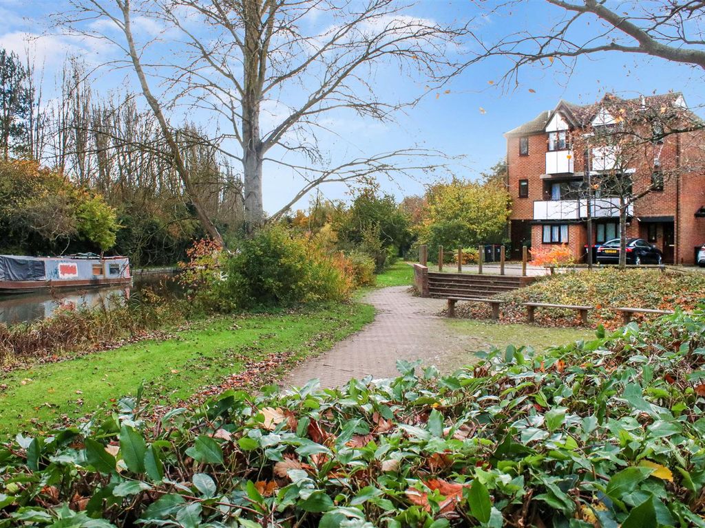 3 bed town house for sale in Belsize Avenue, Springfield, Milton Keynes