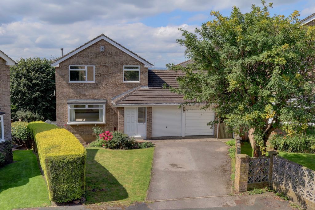 4 bed detached house to rent in Greenhills, Rawdon, Leeds LS19, £1,750