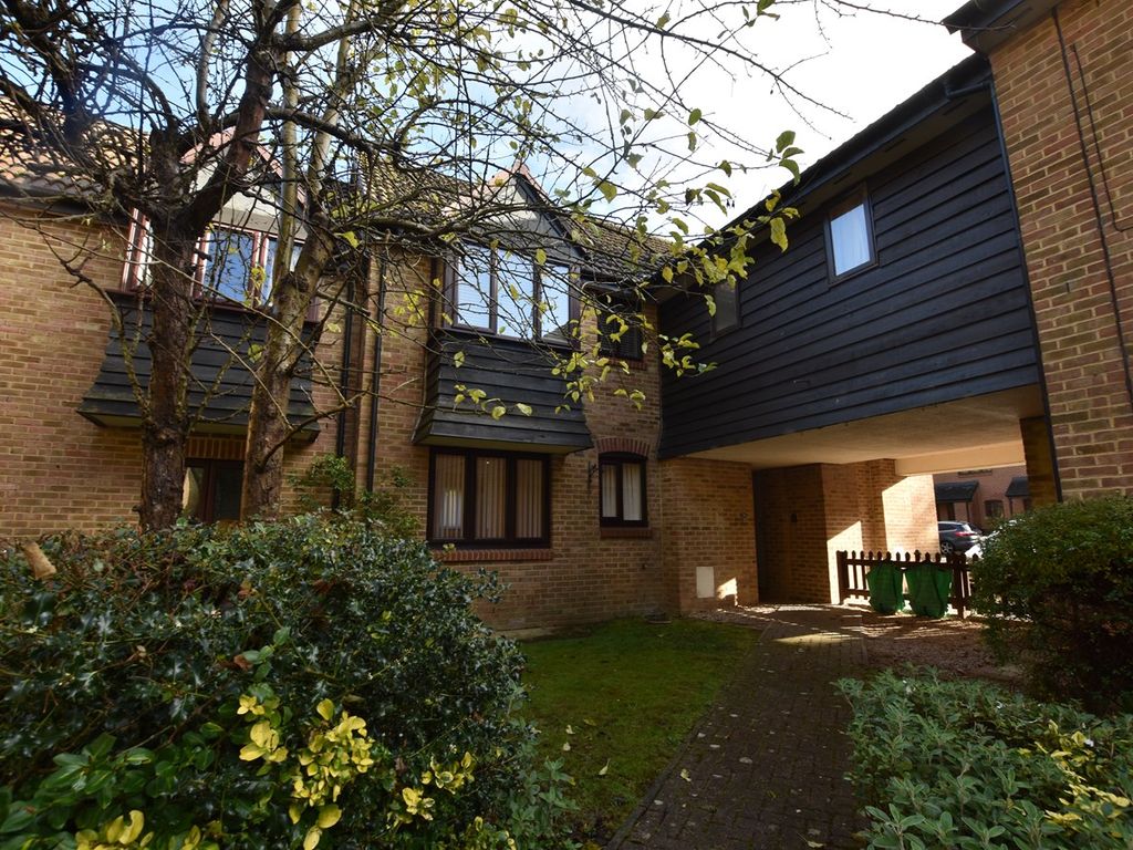 2 bed flat to rent in Wentworth Close, Crowthorne RG45, £1,350 pcm Zoopla
