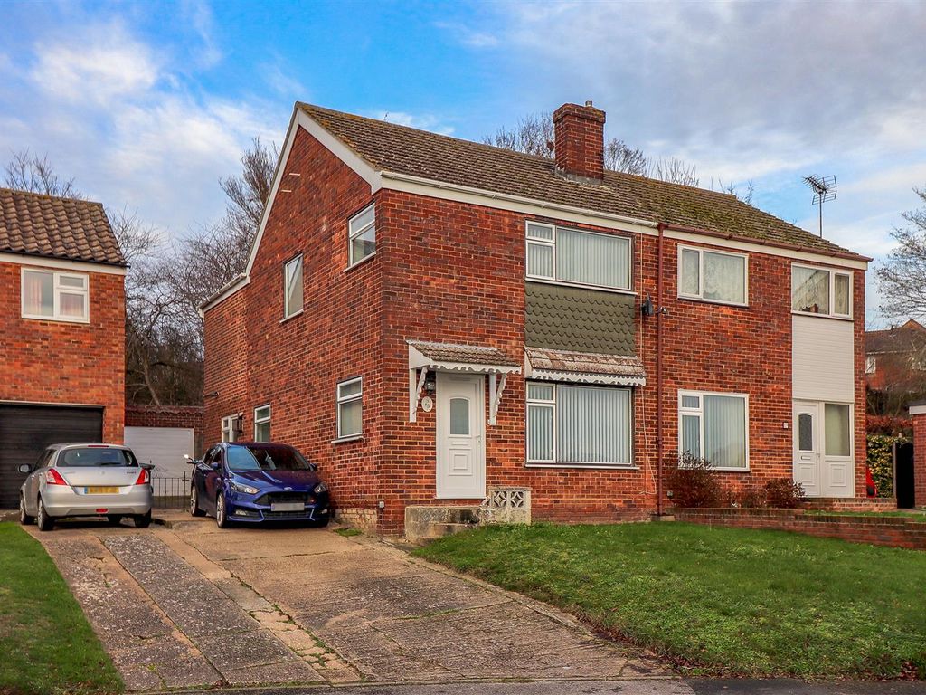 3 bed semidetached house for sale in Clopton Gardens, Hadleigh