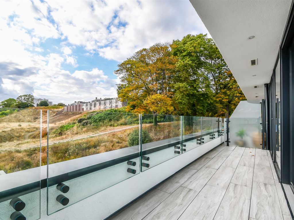 2 bed flat for sale in Western Esplanade, SouthendOnSea SS1, £740,000