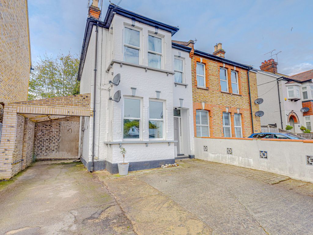 2 bed flat for sale in Elm Road, LeighOnSea SS9, £325,000 Zoopla