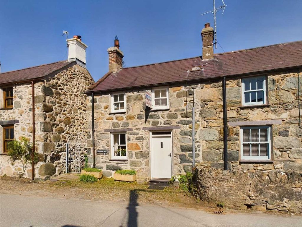 3 bed semidetached house for sale in High Street, Glasinfryn