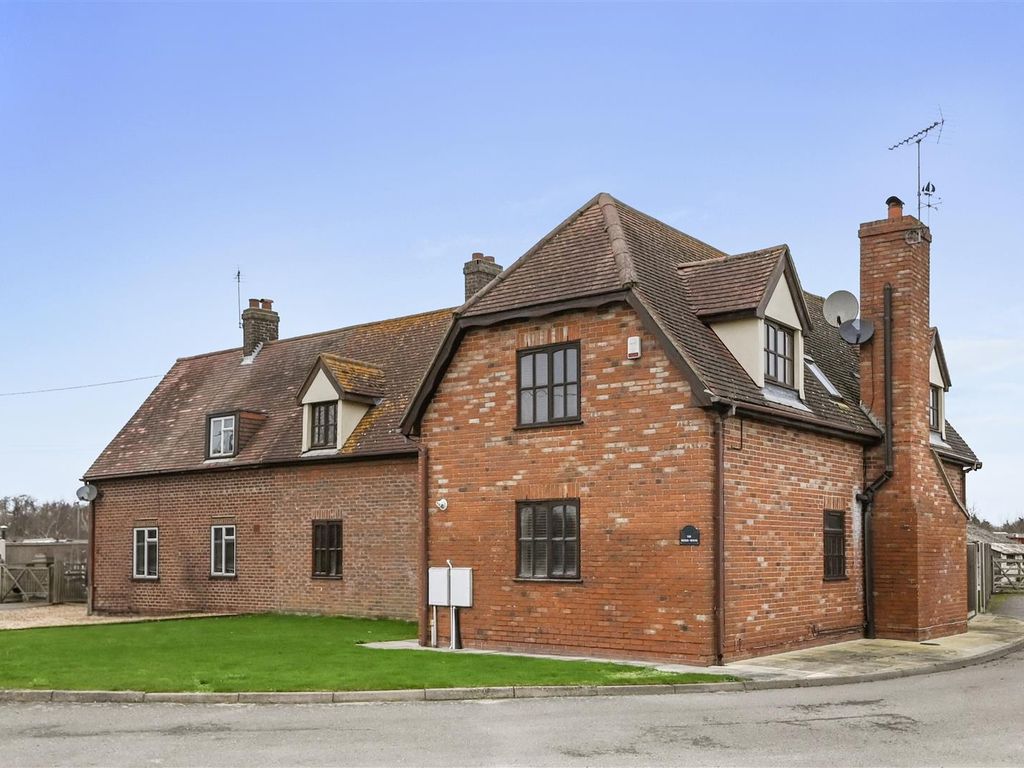 4 bed semidetached house for sale in Harwich Road, Lawford