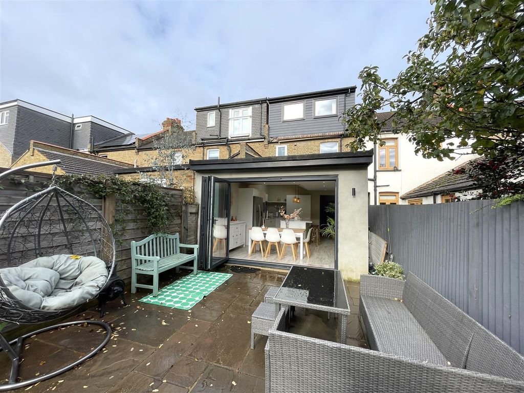 3 bed property to rent in Balfour Road, Bromley BR2, £2,500 pcm Zoopla