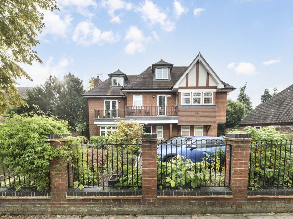 2 bed flat for sale in Broad Lane, Hampton TW12, £479,950 Zoopla