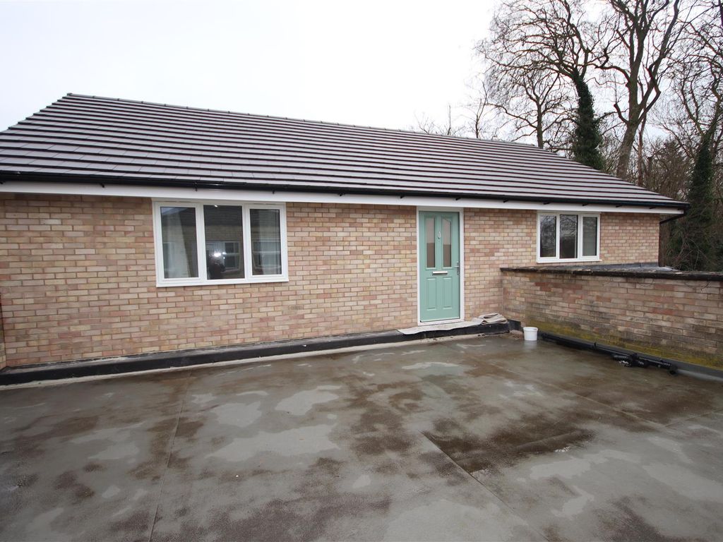 2 bed flat to rent in High Street, Sawston, Cambridge CB22, £1,350 pcm