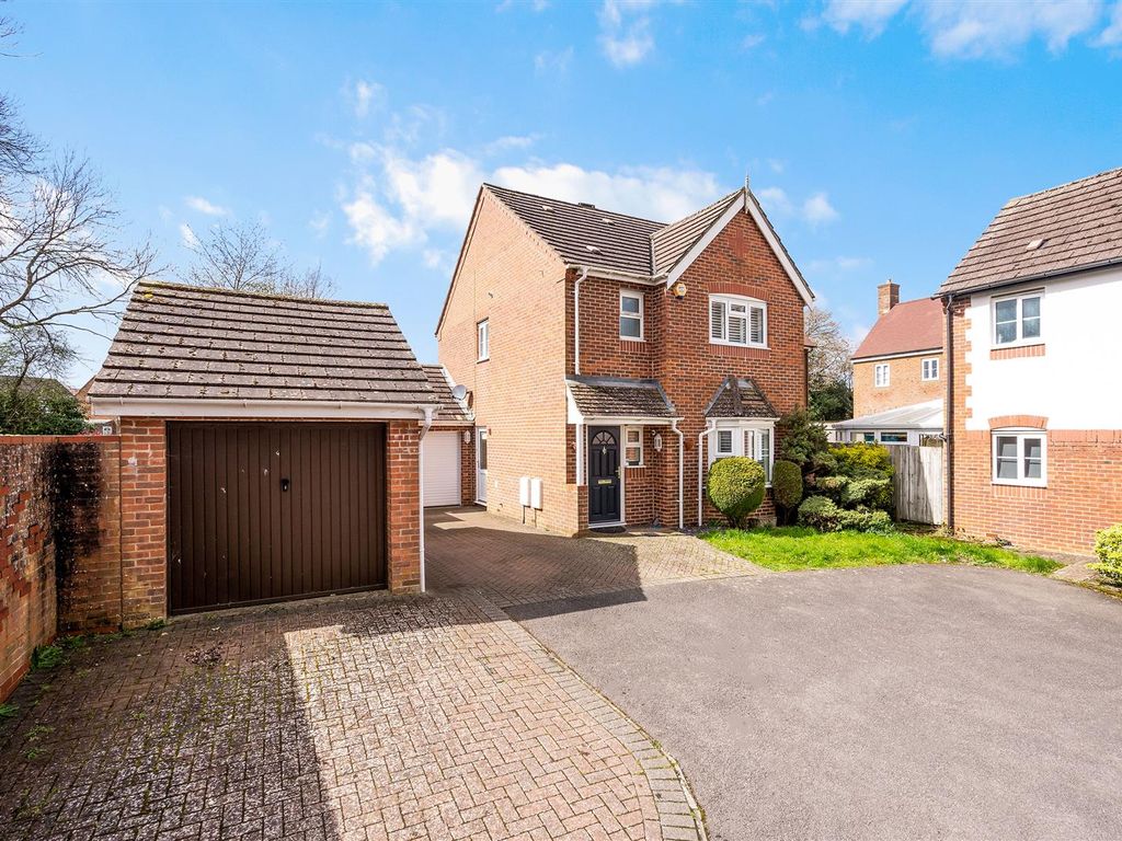3 bed detached house for sale in De Burgh Gardens, Tadworth KT20, £615,000 Zoopla