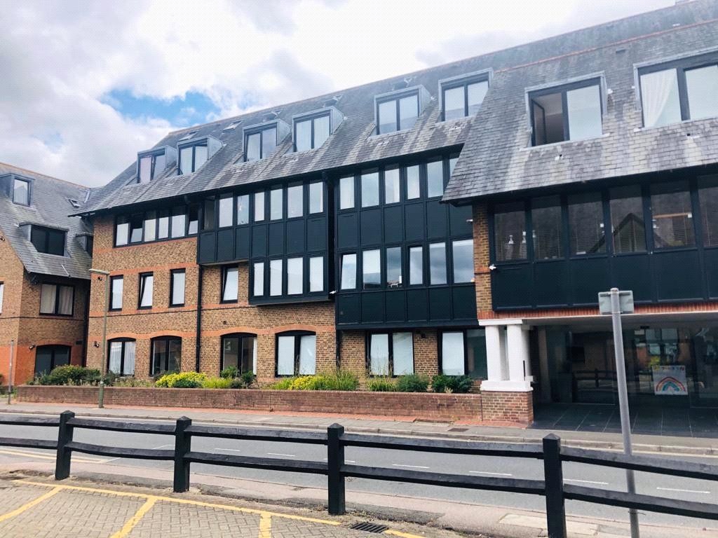 2 bed flat to rent in Albert Road, Horley, Surrey RH6, £1,250 pcm Zoopla