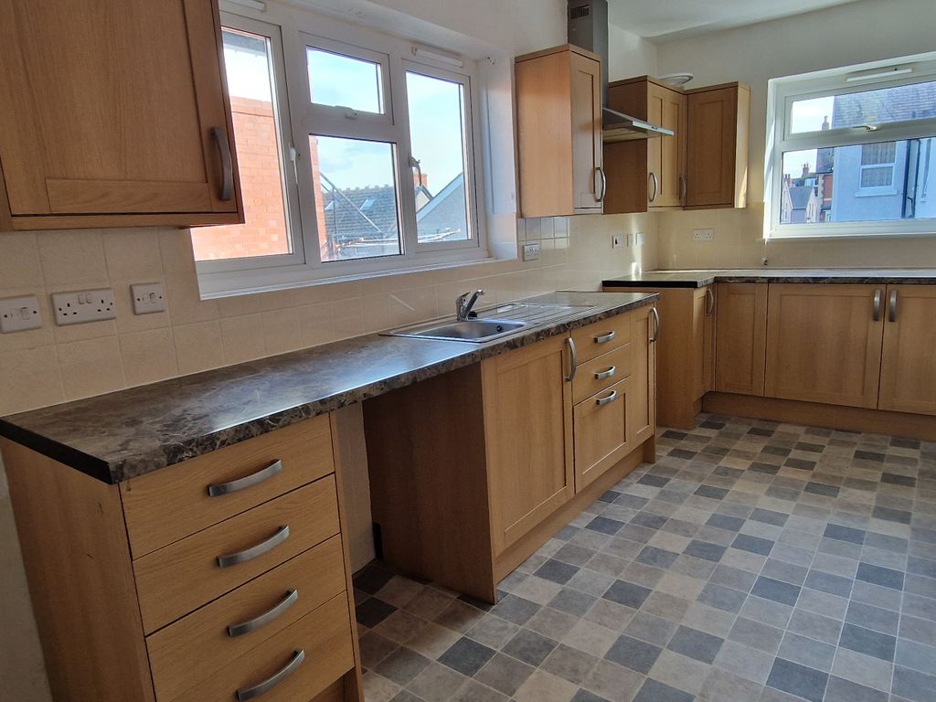 2 bed flat to rent in Woodland Park, Colwyn Bay LL29, £695 pcm Zoopla