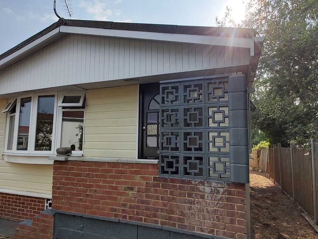 2 bed mobile/park home to rent in Mere Oak Park, Three Mile Cross