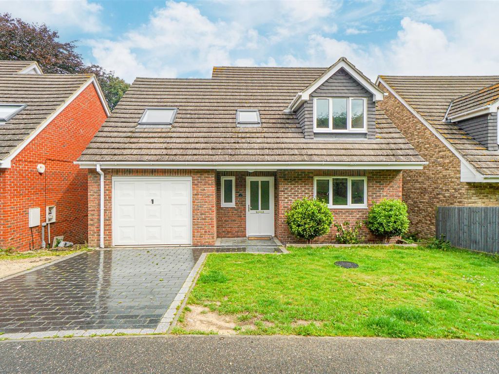 4 bed detached house for sale in Beatrice Close, Hastings TN34, £