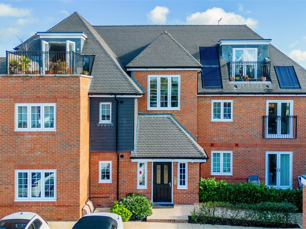 2 bed flat for sale in Godstone RH9, £399,950 Zoopla