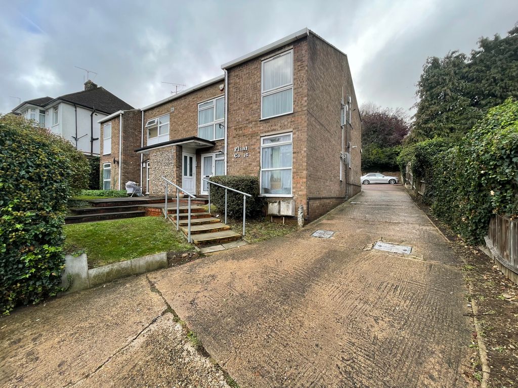 1 bed flat to rent in Flint Court, Farley Hill, Luton LU1, £825 pcm