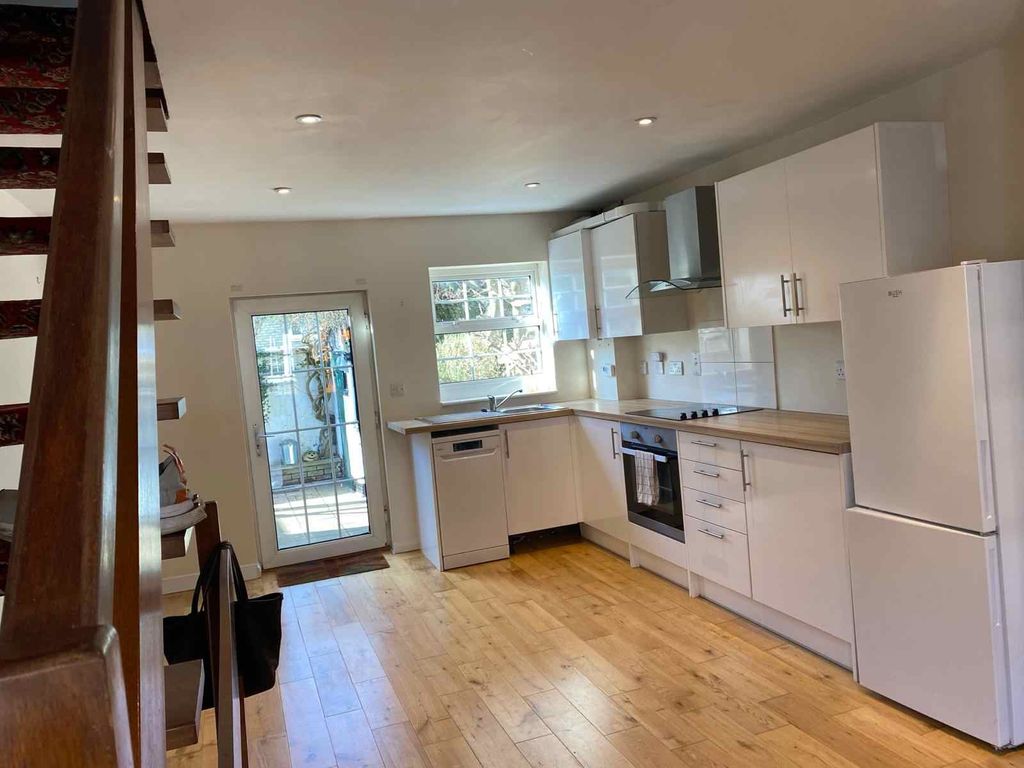 2 bed terraced house to rent in College Place, St.Albans AL3, £1,750