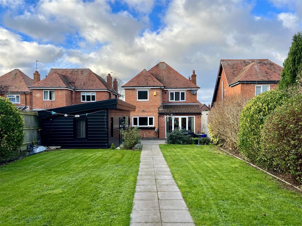 3 bed detached house for sale in Finlay Road, Gloucester GL4, £450,000 Zoopla