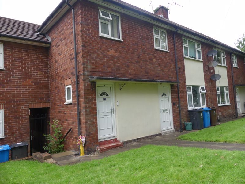 2 bed flat to rent in Birchinlee Avenue, Royton, Oldham OL2, £750 pcm