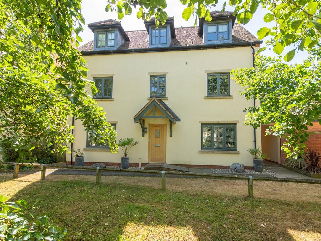 5 bed detached house for sale in Bridge Walk, Deanshanger, Milton