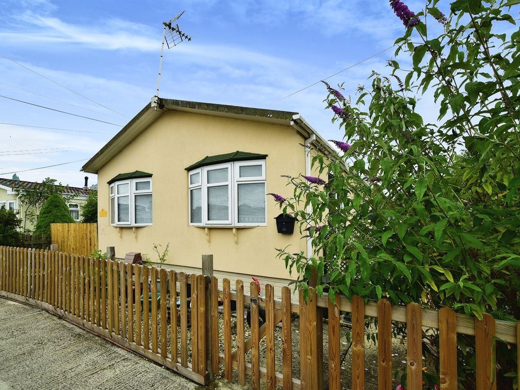2 bed mobile/park home for sale in Ferrers Way, St. Johns Priory