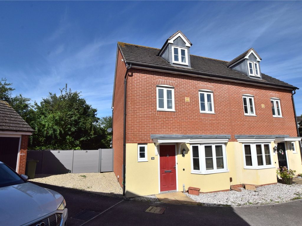 4 bed semidetached house for sale in Meredith Way, Tuffley, Gloucester