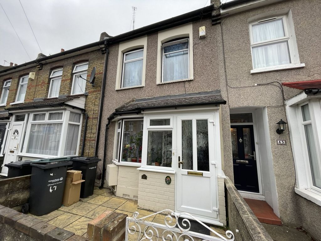 3 bed terraced house to rent in Cecil Road, Gravesend DA11, £1,350 pcm Zoopla