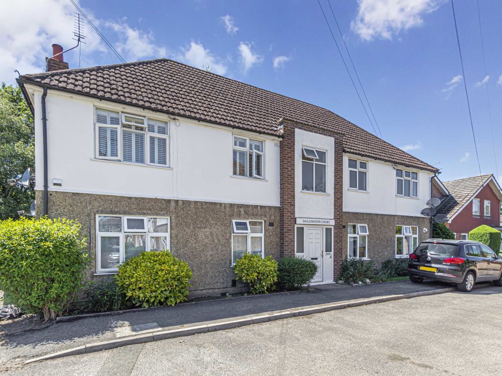 2 bed flat to rent in Dallington Close, Burwood Park, Hersham, Walton