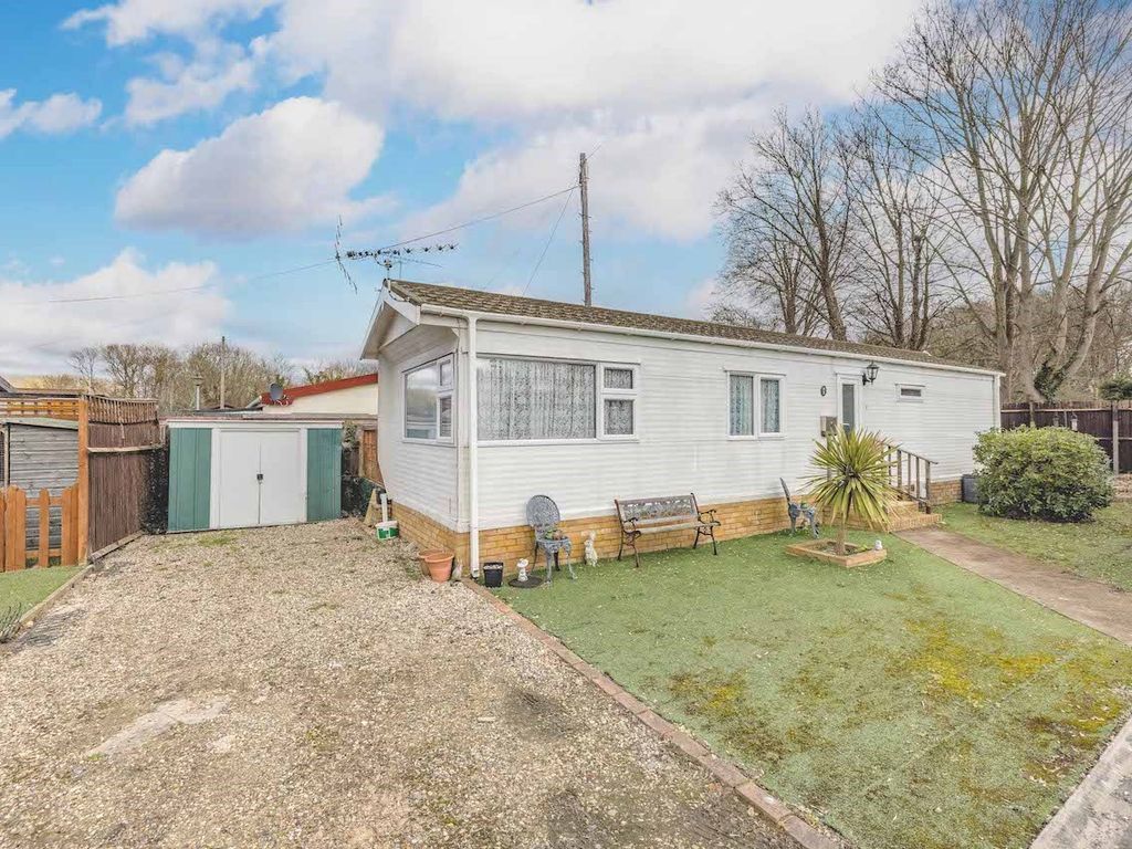 2 bed mobile/park home for sale in Thorney Mill Road, West Drayton UB7