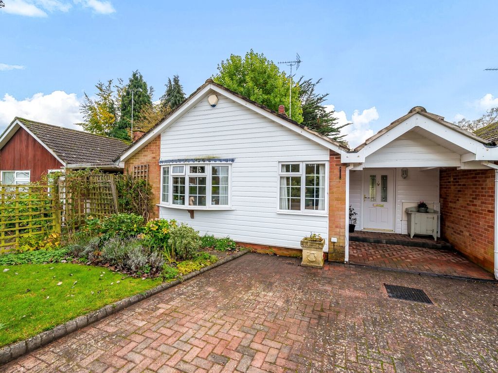 2 bed bungalow for sale in Elizabeth Road, HenleyOnThames