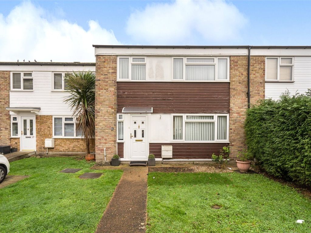 3 bed terraced house for sale in Heaton Avenue, Romford RM3, £275,000