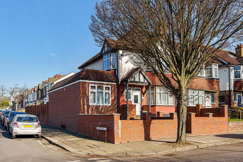 3 bed semidetached house for sale in Mill Hill, London NW7, £850,000