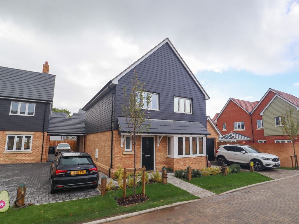 4 bed detached house for sale in Waterview Mews, Mytchett, Camberley
