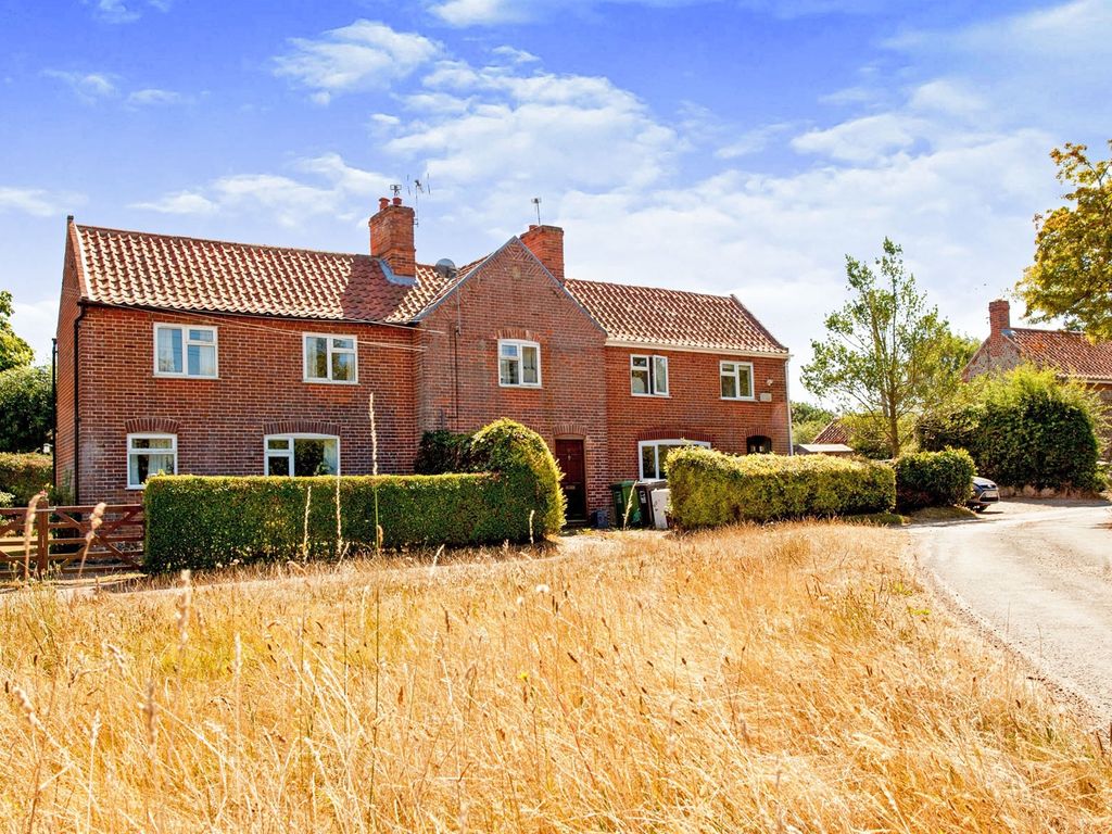 3 bed semidetached house for sale in The Green, Witton, North Walsham