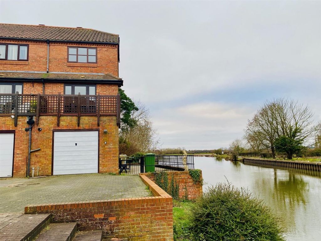 3 bed town house for sale in Coopers Yard, Newark NG24, £280,000 Zoopla
