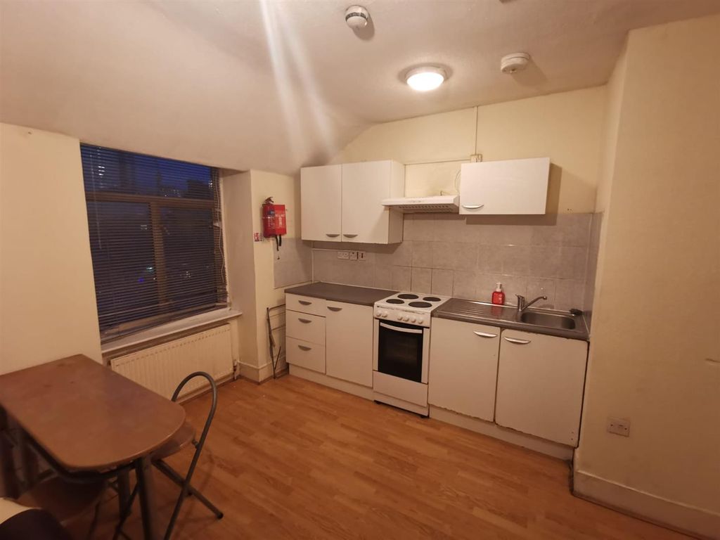 1 bed flat to rent in Lampton Road, Hounslow TW3, £1,275 pcm Zoopla