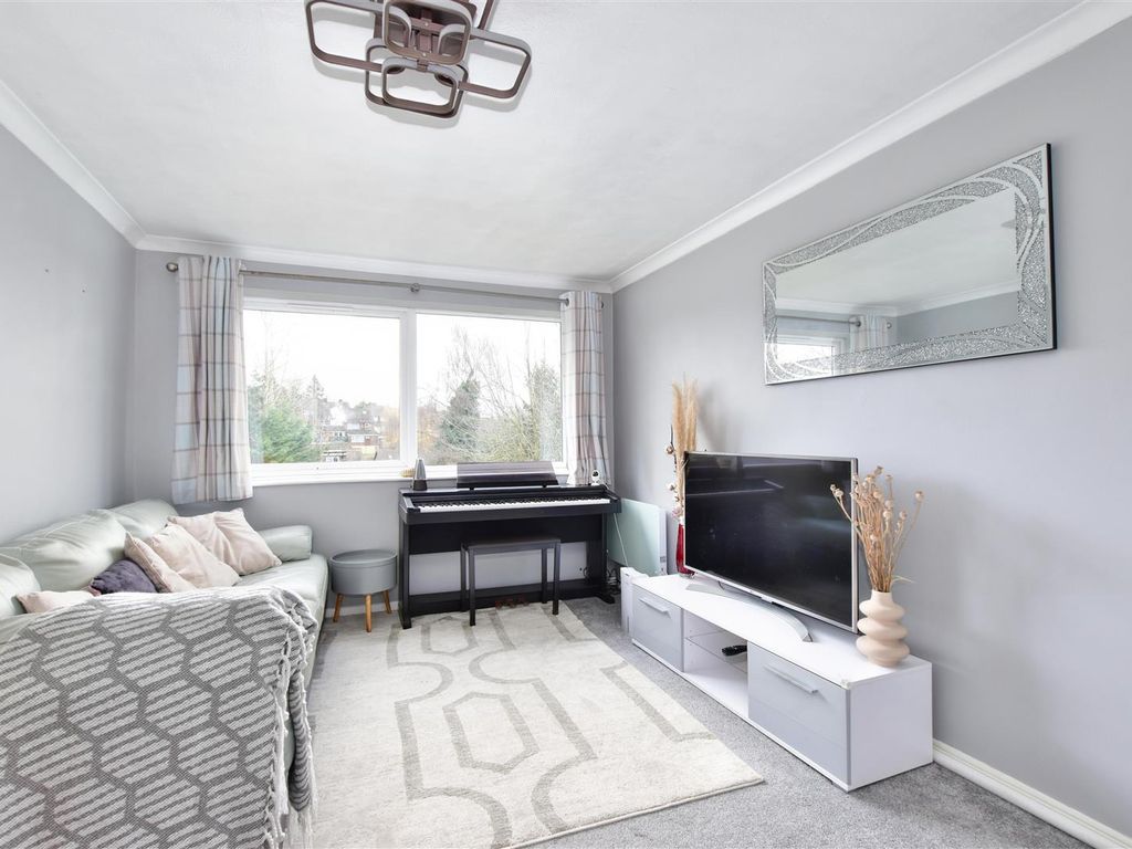 2 bed flat to rent in Windsor Drive, High HP13, £1,150 pcm Zoopla