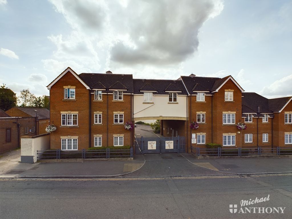 2 bed flat for sale in Flat 3, Fountain Court, Buckingham Street