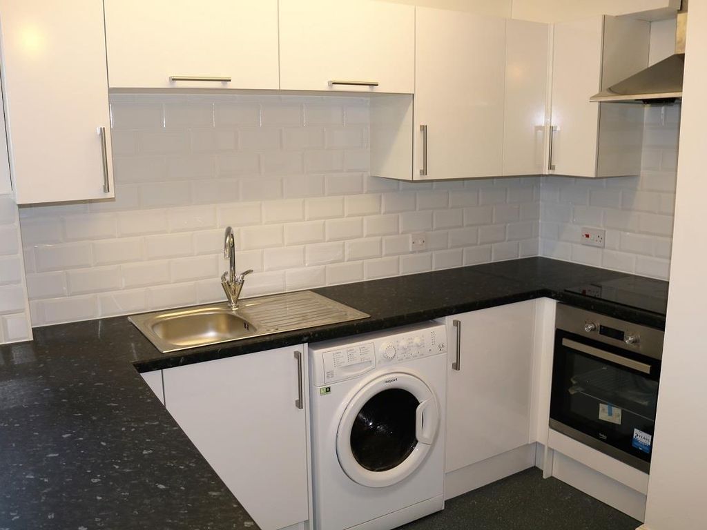 5 bed property to rent in Room 1, Flat 2, 33 Mill Road, Cambridge CB1