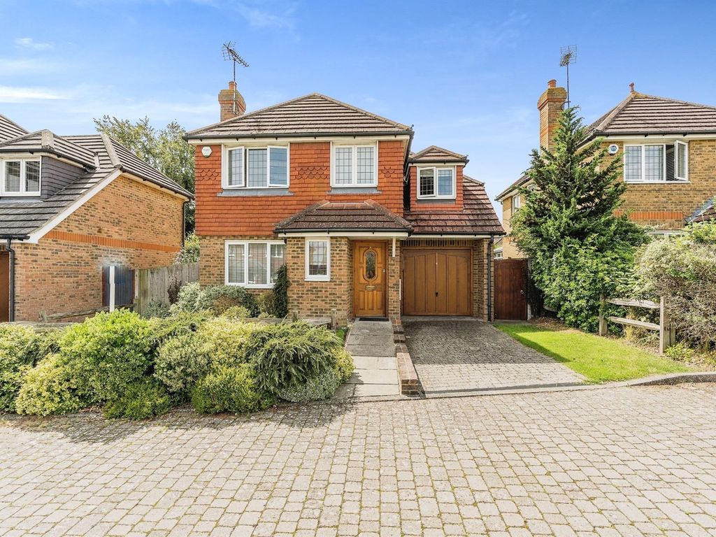 4 Bed Link Detached House For Sale In Ashurst Place Rainham