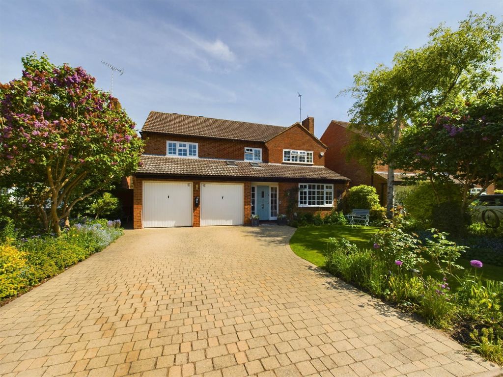 4 bed detached house for sale in Watermill Way, Weston Turville HP22, £